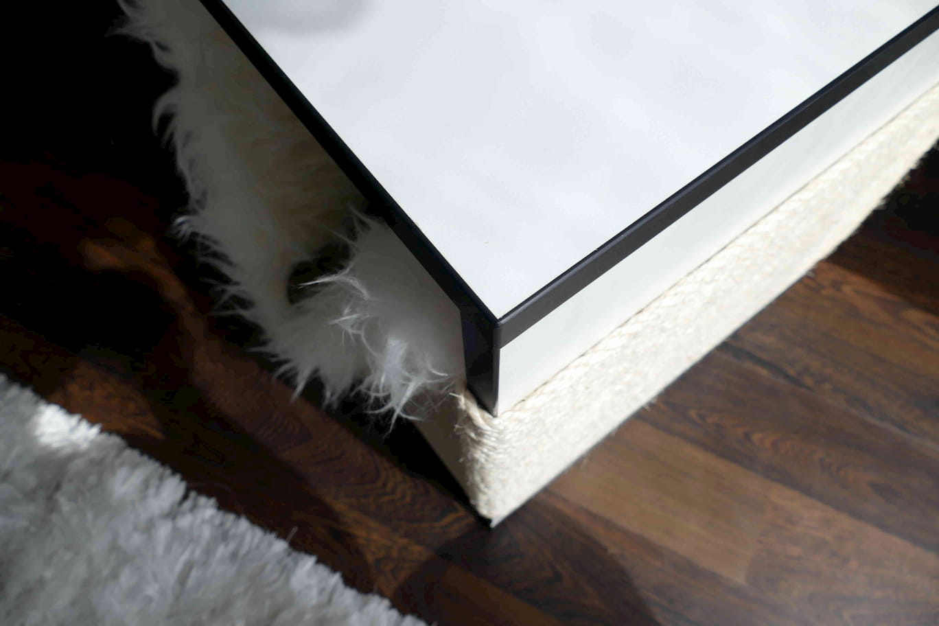 Kratz die Katz Farbenspiel mit weißer Katzen-Hängematte und Kratzfläche aus Sisalseil.